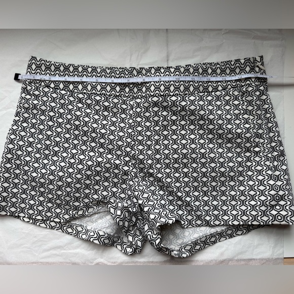 Express Pants - Bold & Fun Express Geometric Black and White Shorts size 4 EUC